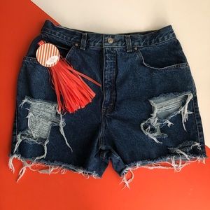 ⬇️$30 VTG Levi’s High waist distressed shorts